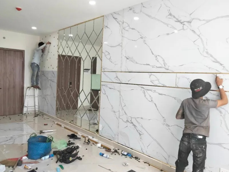 Tổng Hợp 6 Quy Trình, Kỹ Thuật Thi Công Tấm Nhựa Giả Đá PVC Cho Mọi Công Trình Dân Dụng Và Thương Mại 3 Tiến hành dán Tấm nhựa giả đá PVC