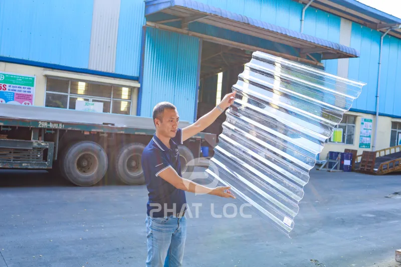 Tấm Nhựa Trong Suốt Lợp Mái (Dạng Phẳng/Sóng) 25 phat loc dia chi san xuat va cung cap cac loai tam nhua lay sang polycarbonate chat luong cao uy tin