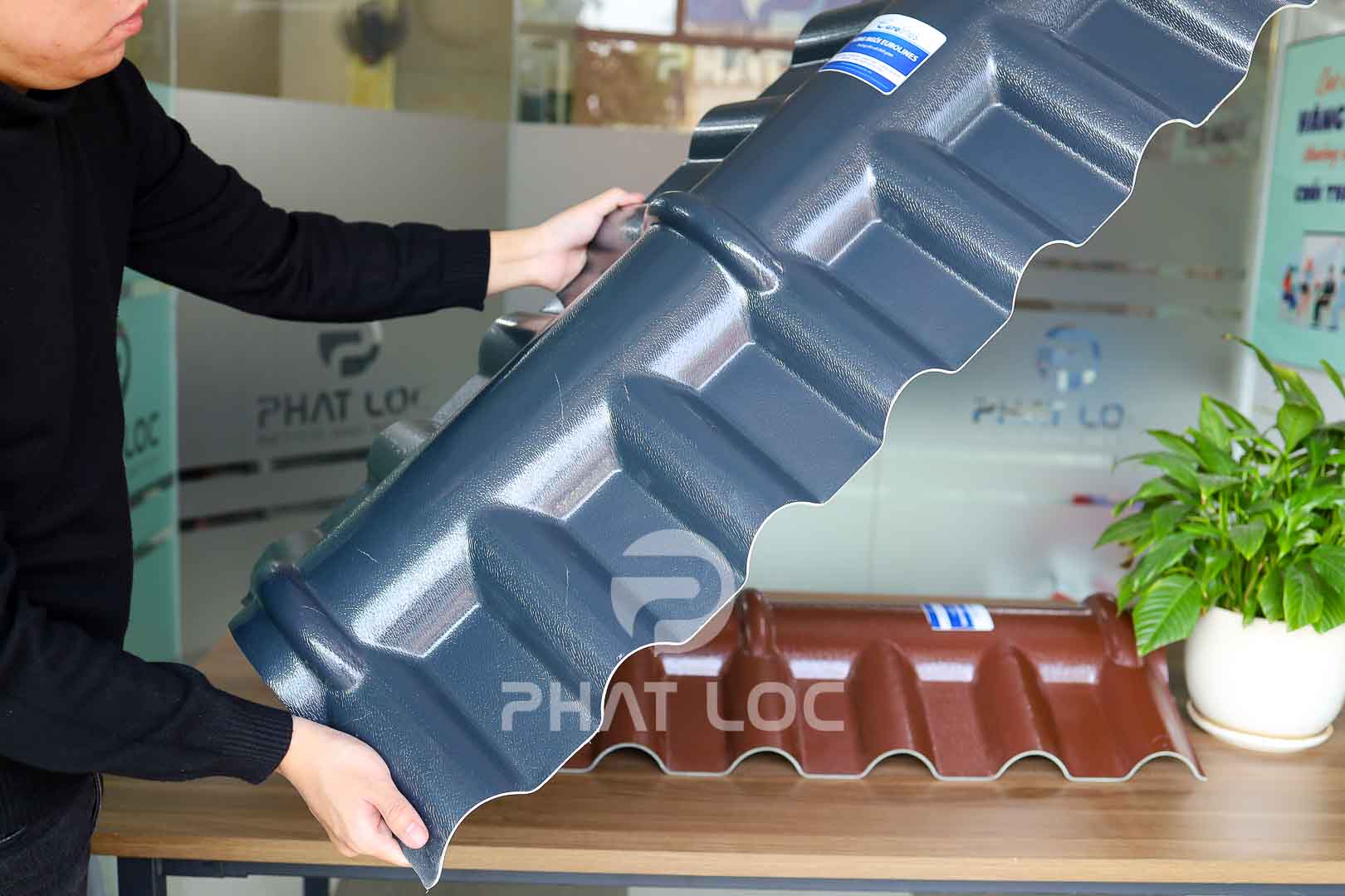 Tấm Úp Nóc Mái Ngói Nhựa - Phụ Kiện Ngói Nhựa PVC/ASA Eurolines 3 Tấm úp nóc ngói nhựa - Phụ kiện tôn nhựa giả ngói
