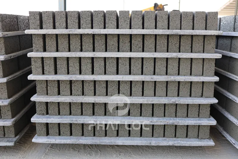 Pallet PVC Phát Lộc | Khay Nhựa Chịu Lực, Chịu Mài Mòn Cho Nhà Máy Gạch Không Nung 2 Nên Lựa Chọn Pallet Nào Phù Hợp Cho Nhà Máy Gạch Không Nung?