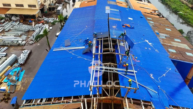 Lợp Nhà Nên Dùng Tôn Hay Ngói? Ưu, Nhược Điểm Của Từng Loại 4 Tôn nhựa - Giải pháp tiên tiến cho mái nhà hiện đại