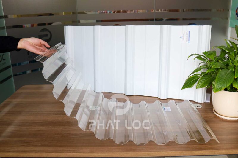 Mái Che Trong Suốt: Giải Pháp Tối Ưu Cho Công Trình Sáng Mát Và Hiện Đại 4 Polycarbonate