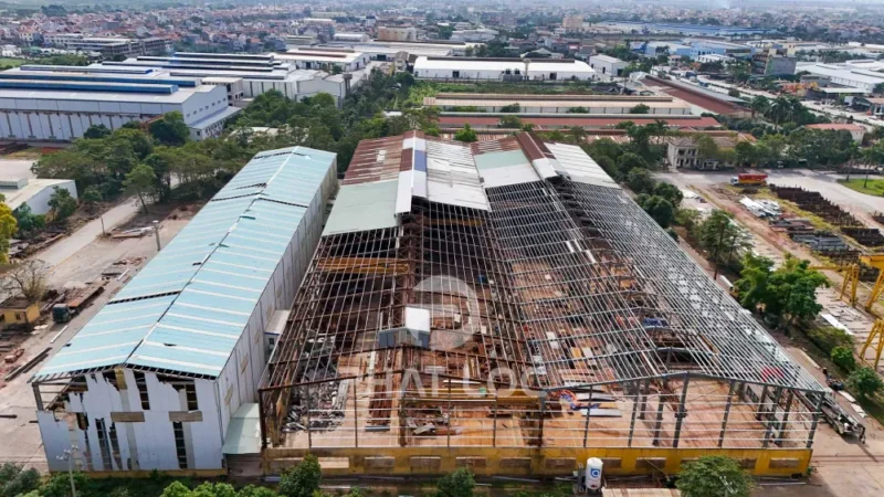 Tấm Lợp Tôn Nhựa Có Đắt Không? Góc Nhìn Đầu Tư Dài Hạn Cho Mọi Công Trình 7 Khu công nghiệp, xưởng sản xuất