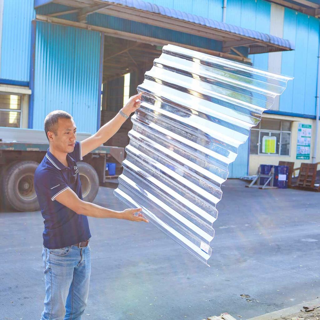 Mái Nhựa Che Nắng Polycarbonate Có Dễ Bị Ố Vàng Không? Câu Trả Lời Từ Chuyên Gia Thi Công 6 Phát Lộc - Đơn vị sản xuất và phân phối Mái nhựa che nắng Polycarbonate chất lượng cao, uy tín trên thị trường