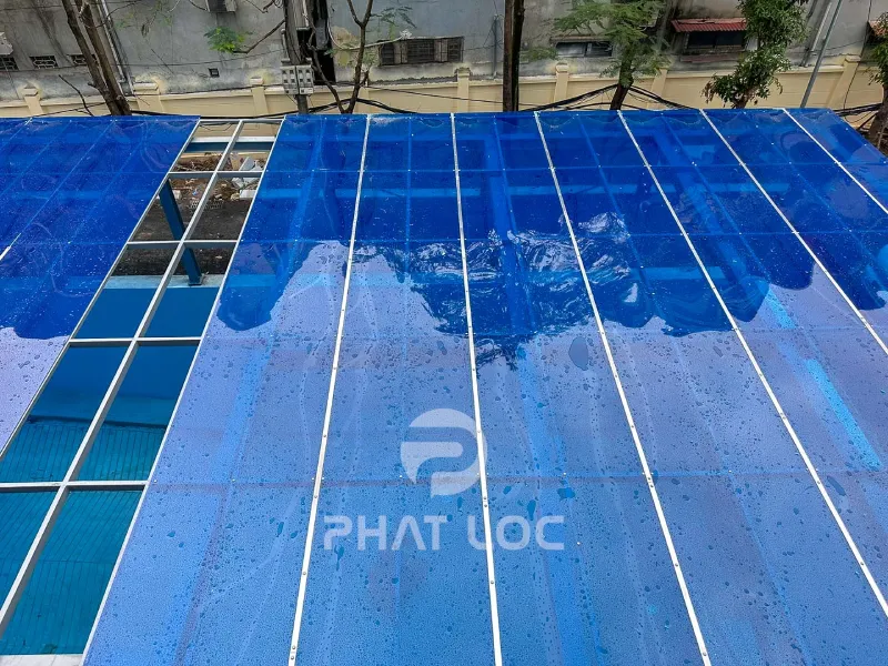 Tấm Nhựa Lấy Sáng Polycarbonate - Truyền Sáng Tối Ưu, Siêu Bền, Chống Tia UV 18 Ưu điểm vượt trội của tấm nhựa lấy sáng Polycarbonate