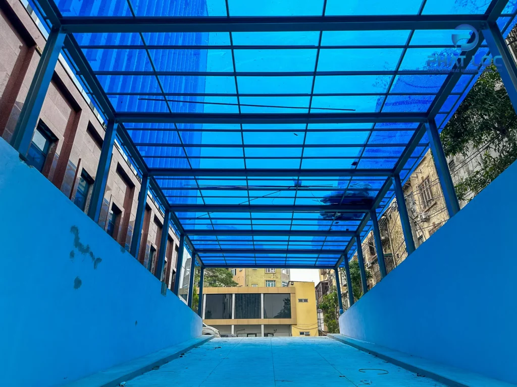 Polycarbonate: Giải Pháp Tôn Sáng Cao Cấp Cho Mọi Công Trình Ngoài Trời 5 Công trình thương mại và công cộng