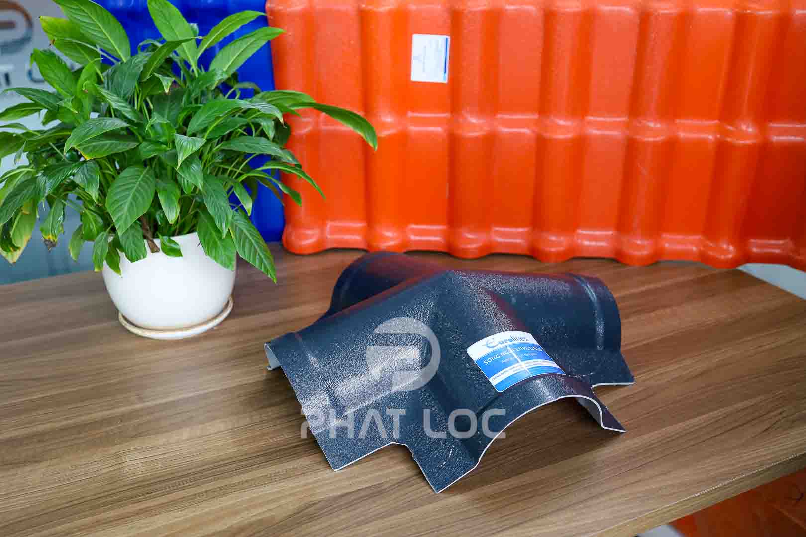 Chạc 4 Úp Đỉnh Ngói Nhựa - Phụ Kiện Ngói Nhựa PVC/ASA Eurolines 4 Chạc 4 úp đỉnh ngói nhựa - Phụ kiện ngói nhựa Eurolines