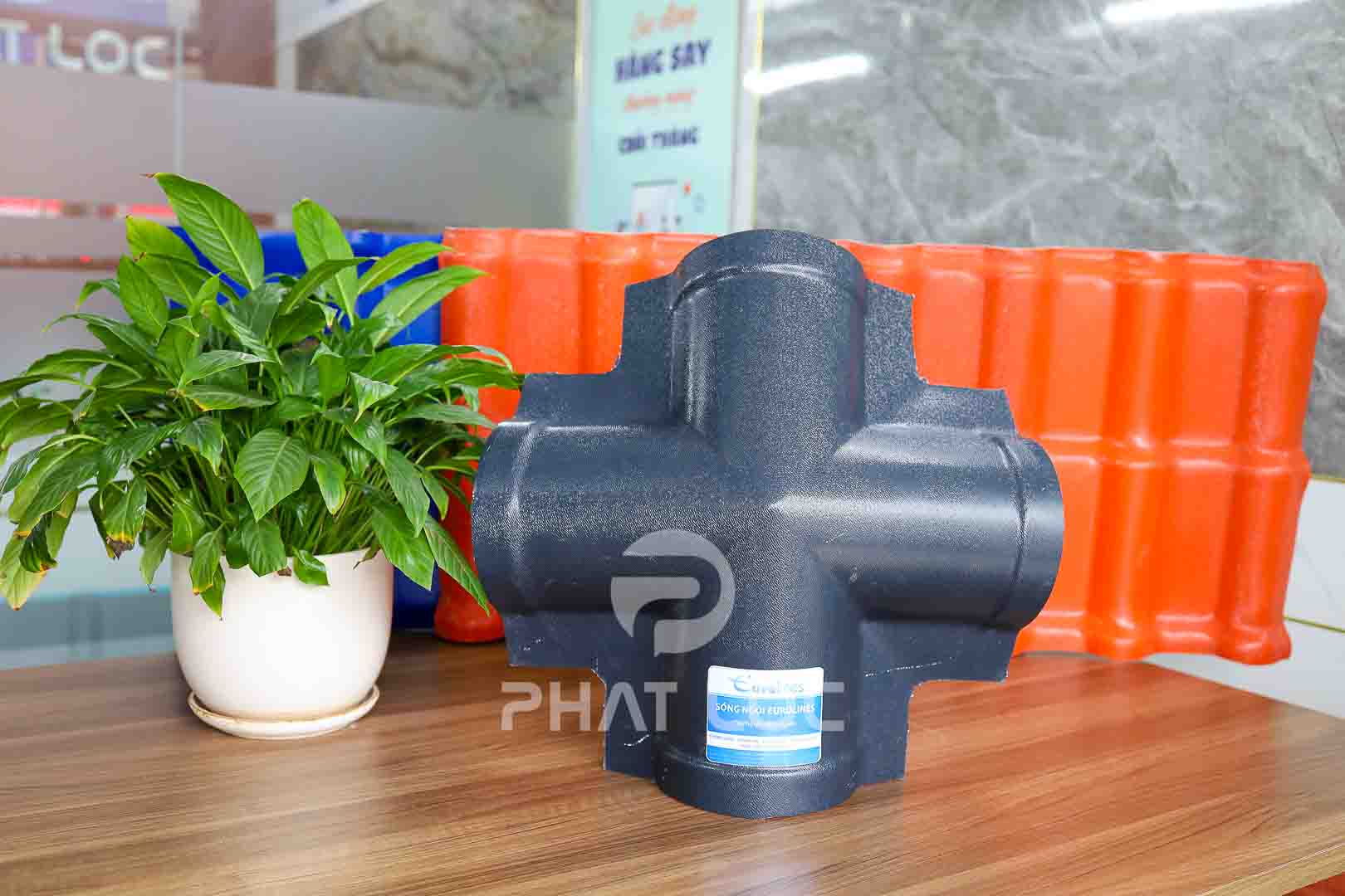 Chạc 4 Úp Đỉnh Ngói Nhựa - Phụ Kiện Ngói Nhựa PVC/ASA Eurolines 1 Chạc 4 úp đỉnh ngói nhựa - Phụ kiện ngói nhựa Eurolines