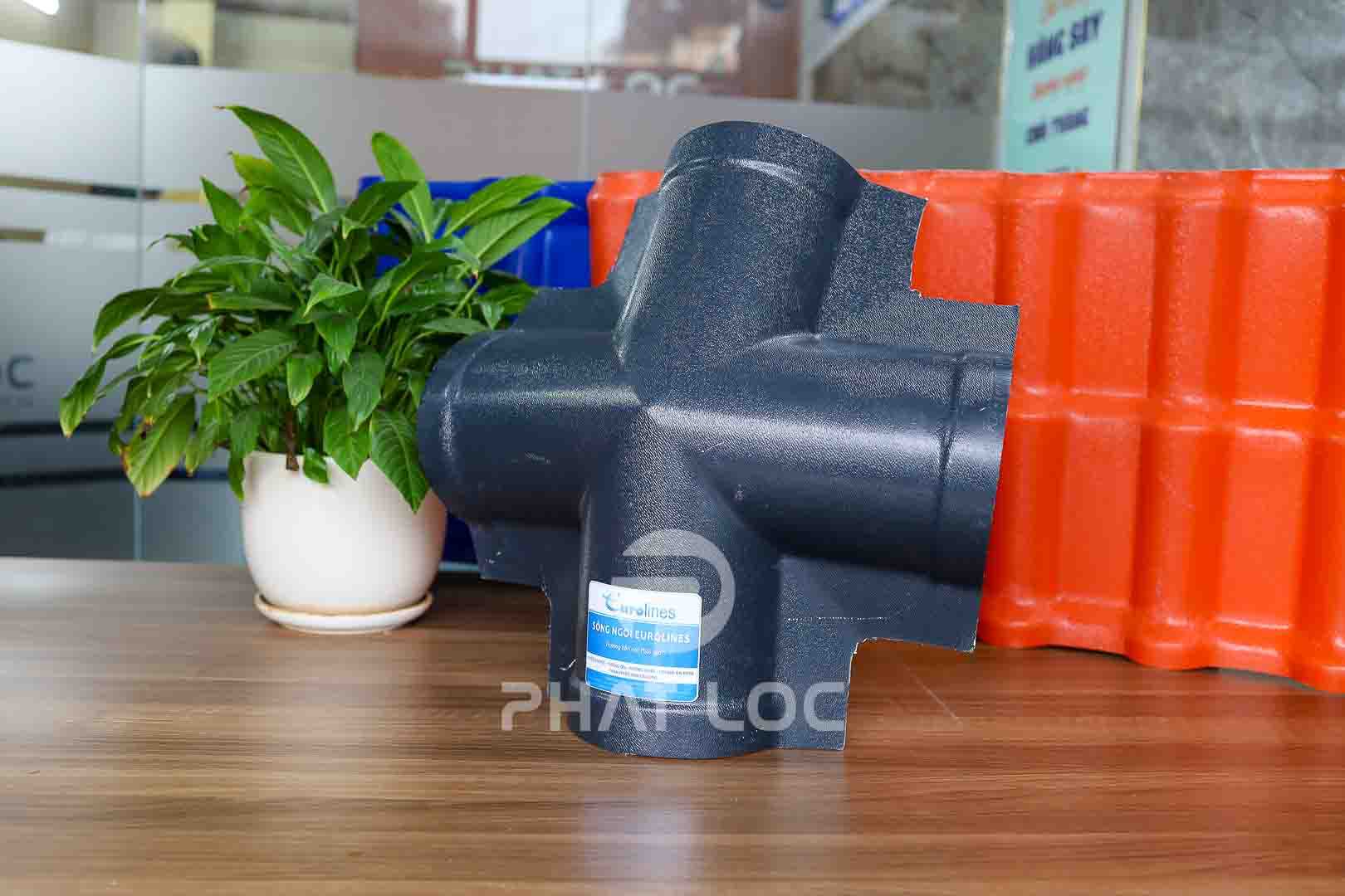 Chạc 4 Úp Đỉnh Ngói Nhựa - Phụ Kiện Ngói Nhựa PVC/ASA Eurolines 3 Chạc 4 úp đỉnh ngói nhựa - Phụ kiện ngói nhựa Eurolines
