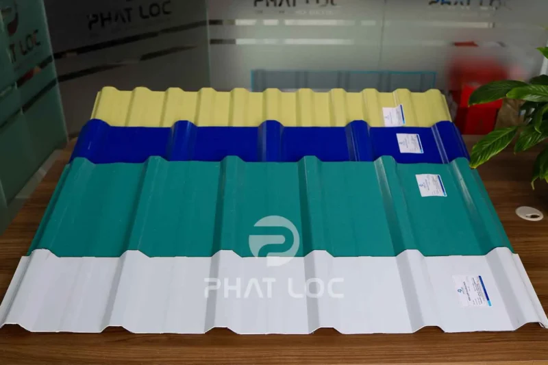 Vì Sao Nên Dùng Tấm Tôn Nhựa Cho Các Công Trình Cần Chống Ăn Mòn Hóa Chất? 1 Tấm tôn nhựa là gì? Có gì đặc biệt trong môi trường hóa chất?