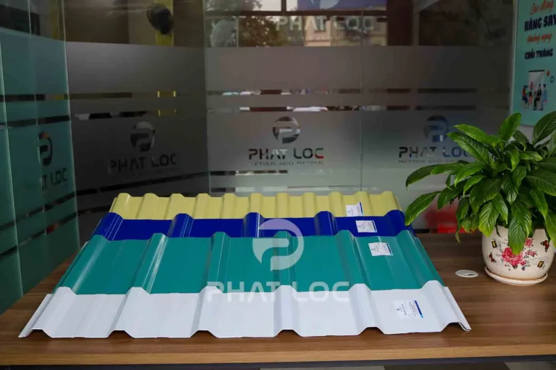 Bảng So Sánh Tôn Nhựa ASA/PVC Và Tôn Thép | 8 Điểm Bạn Cần Lưu Ý! 1 So sánh Tôn Nhựa ASA/PVC và Tôn Thép