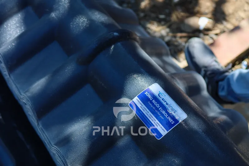 Tôn Giả Ngói PVC/ASA Màu Lông Chuột - 1 Trong Những Sản Phẩm Ngói Nhựa Được Yêu Thích Nhất Năm 2025 1 Cận cảnh bề mặt ngói nhựa Eurolines với lớp phủ chống tia UV cao cấp