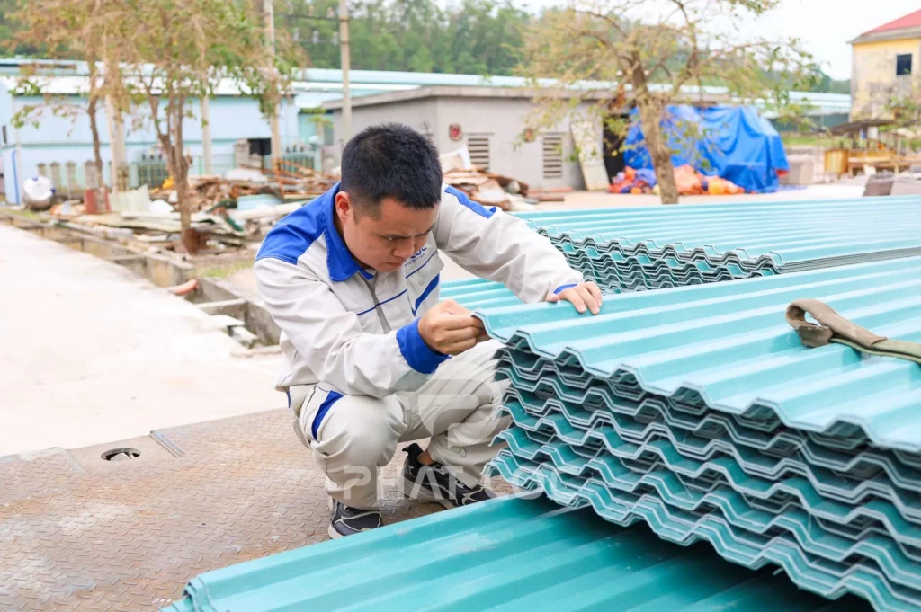 Top 5+ Loại Mái Nhựa Ngoài Trời Phổ Biến Nhất & Cách Lựa Chọn Phù Hợp 8 So sánh mái nhựa ngoài trời với mái tôn, kính cường lực