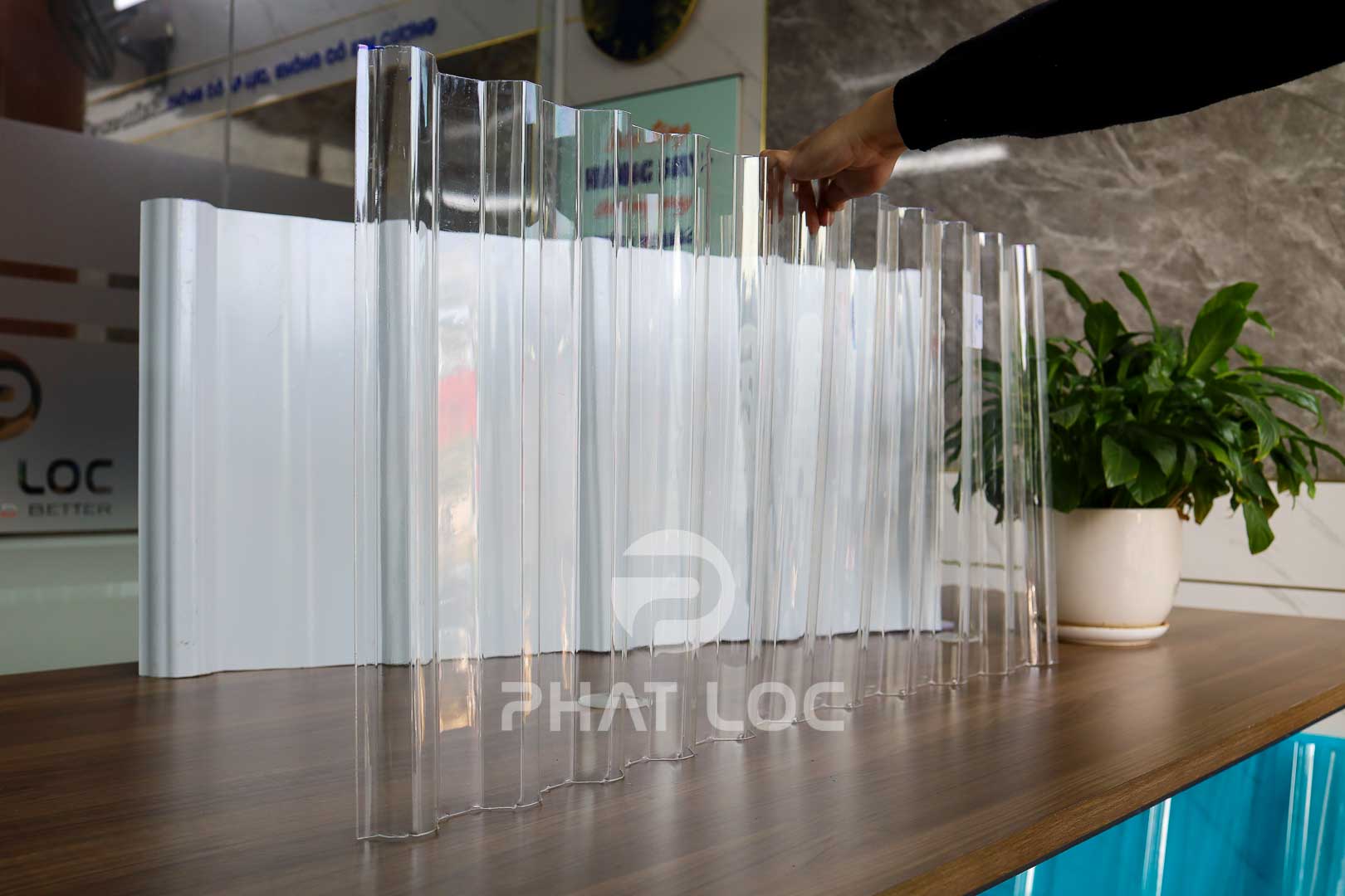 Mái Che Poly Là Gì? Ưu Nhược Điểm của mái polycarbonate & Báo Giá Mới Nhất 2025 3 mái che poly