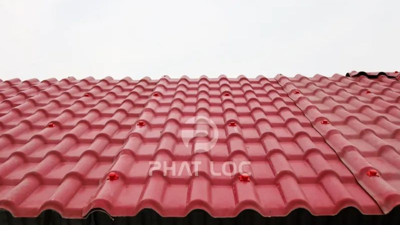 Hướng Dẫn Full+ Quy Trình Thi Công Và Bảo Dưỡng Mái Ngói Nhựa Mới Nhất Năm 2025 1 Giới thiệu về mái ngói nhựa