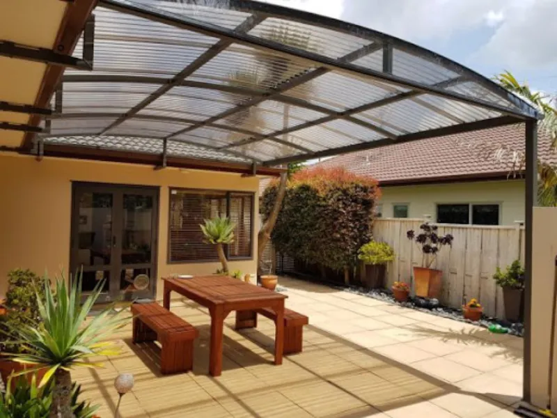 Tại Sao Tấm Lợp Polycarbonate Là Giải Pháp Số 1 Cho Mái Nhựa Che Sân? 8 Mái che hồ cá, sân vườn