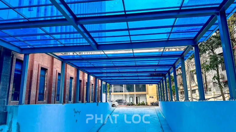 Tấm Lợp Nhựa Giá Rẻ Bao Tiền 1m2? Bảng Báo Giá Mới Nhất 2025 2 Tấm nhựa lấy sáng Polycarbonate đặc ruột