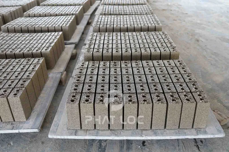 Nhà Máy Sản Xuất Pallet Nhựa Ép Gạch Không Nung PVC/PP Phát Lộc - Đa Dạng Mẫu Mã, Giá Gốc Từ Xưởng, Bảo Hành 1 Đổi 1, Giao Hàng Toàn Quốc 2 Lý do nên chọn Pallet nhựa thay vì các loại vật liệu truyền thống