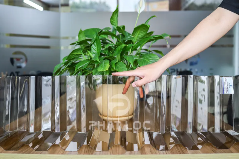 Mua tấm nhựa Polycarbonate màu nâu trà dạng sóng ở đâu? Báo giá chi tiết và những điều cần biết