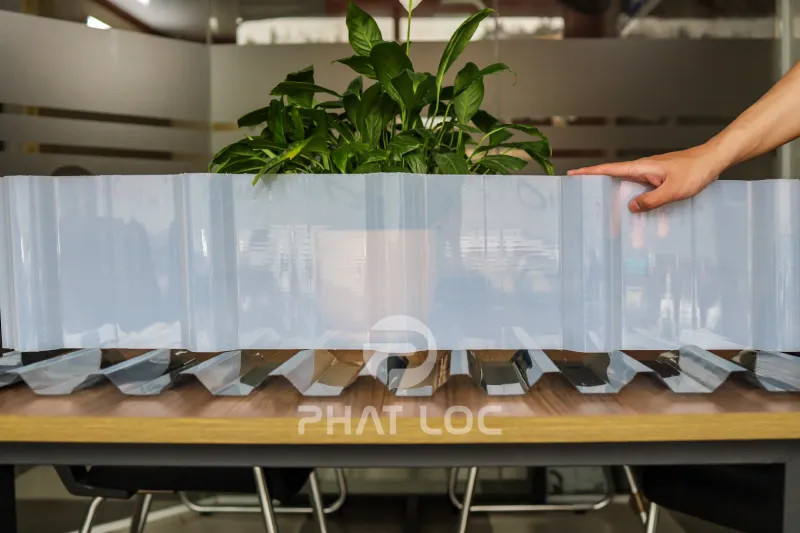 Những điểm mạnh vượt trội của tấm nhựa lấy sáng Polycarbonate sóng