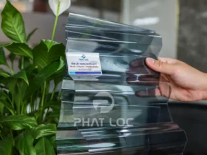 tam nhua lay sang polycarbonate mau xam khoi dang song anh 3