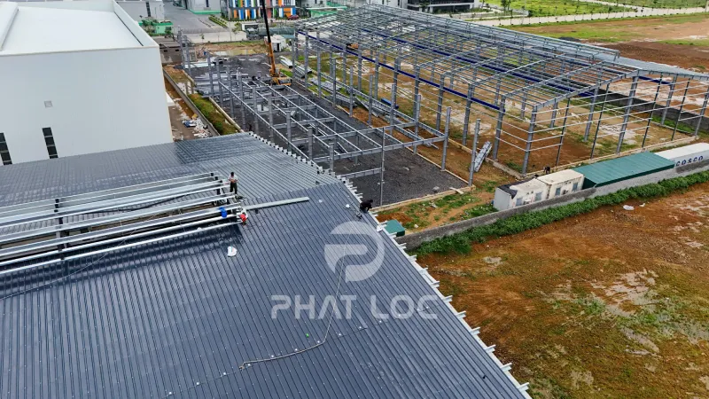Dự Án Thi Công 6000m² Tôn Nhựa PVC/ASA Eurolines Cho Nhà Máy Sản Xuất Muối Đồng Sun Phát Tại Tỉnh Hòa Bình 4 Quy trình thi công – Chuẩn mực trong từng giai đoạn