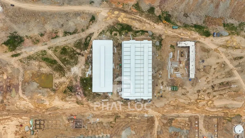 Hoàn Thiện 10.000m² Tôn Nhựa Cho Nhà Máy Hóa Chất Tại Thanh Hóa 1 Bài toán đặt ra: Mái lợp trong môi trường hóa chất khắc nghiệt